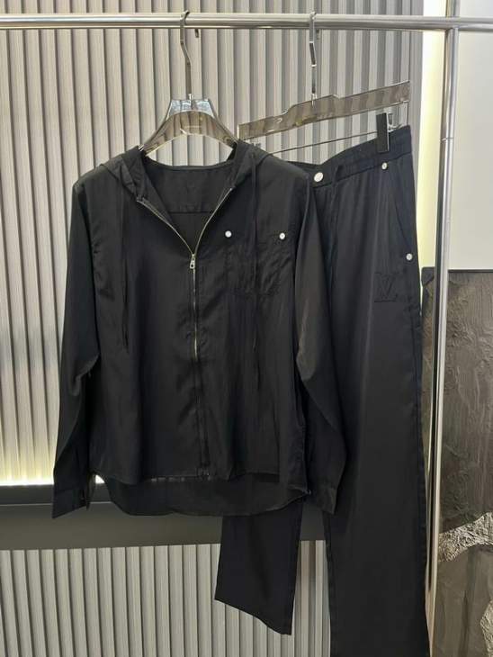 Picture of LV Sweater Suits _SKULVsz48-56hgntx1341263
